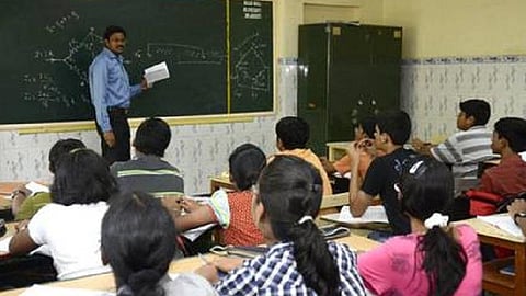 கல்வியியல் கல்லூரிகளில் அரசுக் கல்லூரி பேராசிரியர்கள்: பணி வாய்ப்புக்காக காத்திருக்கும் ஆசிரியர்கள் எதிர்ப்பு  