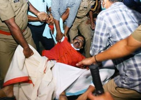 தலைமை செயலகம் முன்போராட்டம் நடத்திய பாஜகவினர்