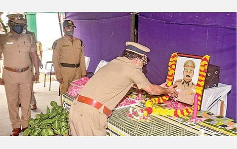 கரோனா தொற்றால் பாதிக்கப்பட்டு சிகிச்சை பலனின்றி உயிர் நீத்த கமாண்டோ பள்ளி காவல் ஆய்வாளர் ஜோனதன் பிரான்சிஸ் உருவப் படத்துக்கு டிஜிபி ஜே.கே.திரிபாதி மலர் தூவி அஞ்சலி செலுத்தினார்.  இடம்: சென்னை அடையாறு மருதம் கமாண்டோ வளாகம். படம்: பு.க.பிரவீன்