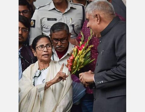 மம்தா ஆட்சியை நெருக்கும் மேற்கு வங்க ஆளுநர்; முதலீடுகளை ஈர்த்துள்ளதாகக் கூறுவது பிரச்சாரமே எனக் குற்றச்சாட்டு 