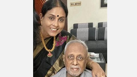 தந்தையுடன் சரண்யா பொன்வண்ணன்.