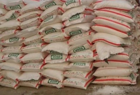 இருப்பு வைக்கப்பட்டுள்ள உர மூட்டைகள்.