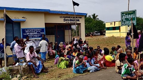 சங்கரன்கோவில் அருகே ரேஷன் கடையை திறக்கக் கோரி கருப்புக் கொடி போராட்டம்