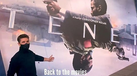 கரோனா நெருக்கடி; 'டெனெட்' படம் பார்க்க திரையரங்குக்குச் சென்ற டாம் க்ரூஸ்: வைரலாகும் காணொலி