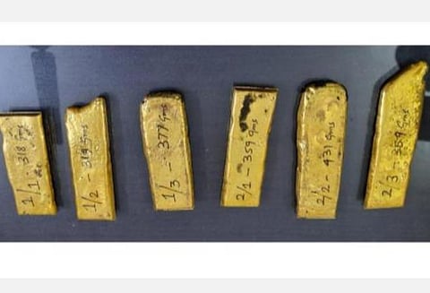 கோவை விமான நிலையத்தில் பறிமுதல் செய்யப்பட்ட பேஸ்ட் வடிவிலான தங்கம்.