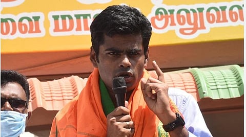 கோவை வி.கே.கே.மேனன் சாலையில் உள்ள, பாஜக மாவட்ட தலைமை அலுவலகத்துக்கு வந்த முன்னாள் ஐபிஎஸ் அதிகாரியும் அக்கட்சியின் உறுப்பினருமான அண்ணாமலை. | படம் : ஜெ.மனோகரன்.