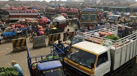 கோயம்பேடில் போக்குவரத்து நெரிசலைத் தவிர்க்க சென்னை புறநகரில் 3 இடங்களில் காய்கறி மொத்த விற்பனை சந்தைகள்: மாத்தூர், பொத்தேரி, குத்தம்பாக்கத்தில் அமைக்க சிஎம்டிஏ நடவடிக்கை