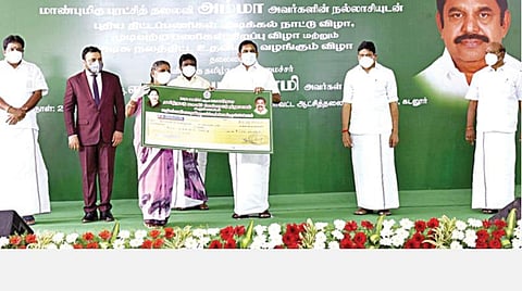 கடலூரில் நடந்த நலத்திட்ட உதவிகள் வழங்கும் விழாவில் முதல்வர் பழனிசாமி பயனாளிகளுக்கு நலத்திட்ட உதவிகளை வழங்கினார். அருகில் தொழில்துறை அமைச்சர் சம்பத், எம்எல்ஏக்கள் பாண்டியன், முருகுமாறன், கலைச்செல்வன், மாவட்ட ஆட்சியர் சந்திரசேகர் சாகமூரி உள்ளிட்டோர் உள்ளனர். படம்: எம்.சாம்ராஜ்﻿