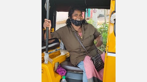 அழகுக்கலை நிபுணரை ஆட்டோ ஓட்டுநராக மாற்றிய கரோனா!