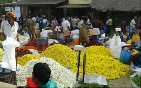 கரோனா அச்சத்தால் வெளிமாநிலங்களில் இருந்து மலர்கள் கொண்டு செல்ல தடை எதிரொலி: கேரள வியாபாரிகள் வராததால் களையிழந்த தோவாளை மலர் சந்தை