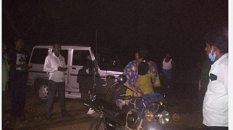 நள்ளிரவில் மண் கடத்தலைத் தடுக்க வருவாய்த் துறையினர் குழுவினருடன் சென்ற பெண் வட்டாட்சியர் சுமதி.