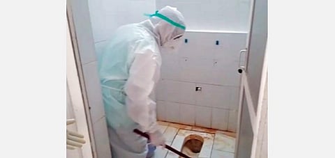 புதுச்சேரி கதிர்காமம் அரசு கரோனா சிறப்பு மருத்துவமனை கழிவறையை தூய்மை செய்யும் சுகாதாரத் துறை அமைச்சர் மல்லாடி கிருஷ்ணா ராவ்.