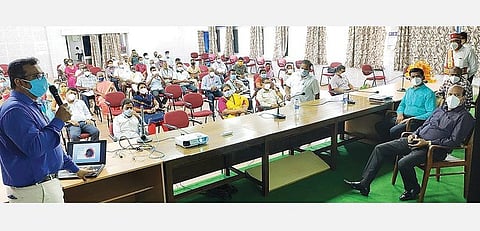 வேலூர் மாவட்ட ஆட்சியர் அலுவலகத்தில் கரோனா பாதிப்பில் இருந்து சித்த மருத்துவத்தின் மூலம் குணமடைவது குறித்த விழிப்புணர்வு கூட்டம் நேற்று மாவட்ட ஆட்சியர் சண்முகசுந்தரம் தலைமையில்  நடைபெற்றது. அருகில்,  மாவட்ட வருவாய் அலுவலர் பார்த்தீபன், சித்த மருத்துவ அலுவலர் சுசிகண்ணம்மா, சித்த மருத்துவர் தில்லைவாணன் உள்ளிட்டோர் | படம்: வி.எம்.மணிநாதன்.