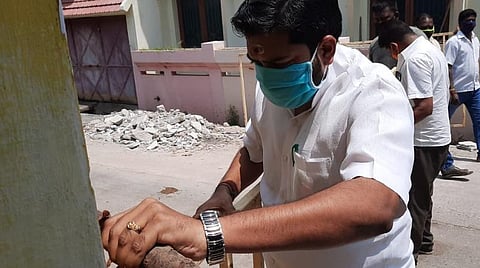 தடுப்புக் கட்டைகளை அகற்றும் அதிமுக எம்எல்ஏ வையாபுரி மணிகண்டன் மற்றும் மக்கள்.