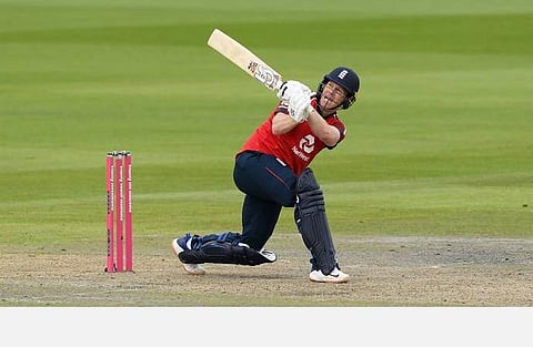 மோர்கனின் முத்திரை ஷாட்டான வேகப்பந்து வீச்சை ஸ்லாக் ஸ்வீப்.