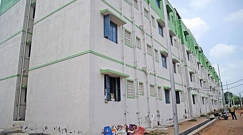 கட்டி முடிக்கப்பட்டு ஓராண்டாகியும் பயனாளிகளிடம் ஒப்படைக்கப்படாத 1072 குடிசைமாற்று வாரிய வீடுகள்