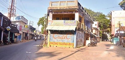 முழு ஊரடங்கை முன்னிட்டு கன்னியாகுமரி மாவட்டம் கொட்டாரம் காலேஜ் சாலையில்  கடைகள் அடைக்கப்பட்டிருந்தன. ஆனால் வாகனங்கள் இயங்கின.படம்: மு. லெட்சுமி  அருண்.