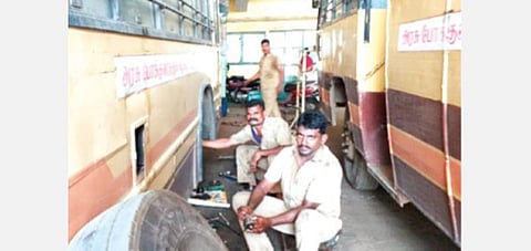 சோழவந்தான் அரசு போக்குவரத்துக் கழகப் பணிமனையில் பேருந்துகளில் பழுது நீக்கும் தொழிலாளர்கள்.