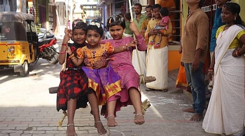 கரோனா ஊரடங்கால் கன்னியாகுமரி மாவட்டத்தில் எளிமையான முறையில் ஓணம் கொண்டாட்டம்; குழந்தைகள் ஊஞ்சலாடி உற்சாகம்