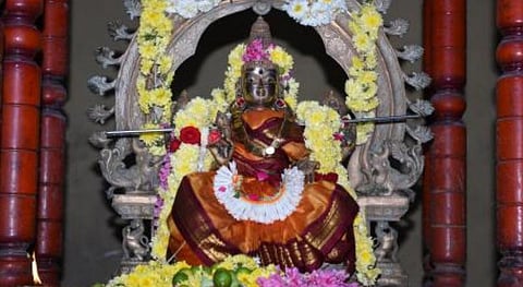 ரிஷப ராசி அன்பர்களே! உத்தியோக உயர்வு; நண்பர்களால் உதவி; பண வரவு; கடனில் எச்சரிக்கை; செப்டம்பர் மாத பலன்கள் 