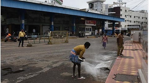 பேருந்து போக்குவரத்து தொடங்கவுள்ளதையொட்டி, திருச்சி மத்தியப் பேருந்து நிலையத்தில் தூய்மைப் பணியில் ஈடுபட்ட மாநகராட்சி துப்புரவுப் பணியாளர்கள். படம்: ஜி.ஞானவேல்முருகன்.