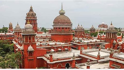 பூ விற்கும் தனியார் பள்ளி ஆசிரியர்கள்; ஊதிய நடைமுறையை அரசே ஏற்கக்கோரும் வழக்கு: தமிழக அரசுக்கு உயர் நீதிமன்றம் நோட்டீஸ் 