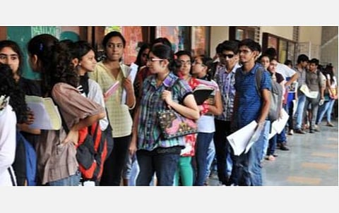 தேர்வு எழுதாமலே தேர்ச்சி: கேள்விக்குறியாகிறதா கல்லூரிப் படிப்புகளின் தரம்?