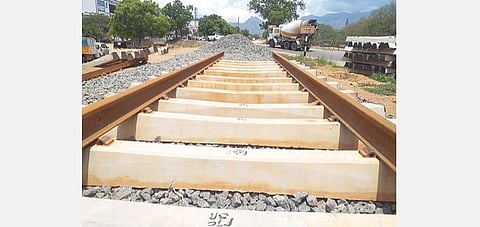 தேனி அருகே அரண்மனைப்புதூர் விலக்கு வரை நிறைவடைந்துள்ள  போடி-மதுரை அகல ரயில் பாதை தண்டவாளம் அமைக்கும் பணி.