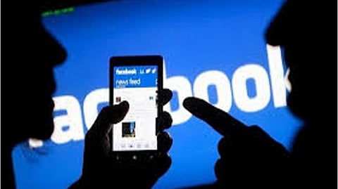 பேஸ்புக்கில்  பழகி பெண் குழந்தைகள் மீது அவதூறு: பணம் கேட்டு மிரட்டிய ஈரோடு நபரைத் தேடும் மதுரை போலீஸார்  