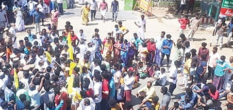 ராமநாதபுரத்தில் இளைஞர் கொலை: அரசு மருத்துவமனை முன் உறவினர்கள் சாலை மறியல்