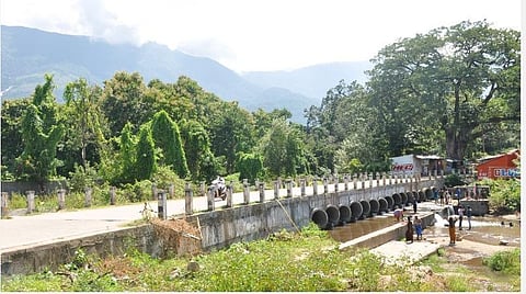 சாடியாற்றில் குளிக்க வரும் சுற்றுலாப் பிரியர்கள்; கரோனா அச்சத்தில் சாடிவயல் கிராமவாசிகள்!