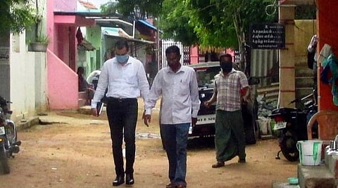 சாத்தான்குளத்தில் வழக்கறிஞர் அலுவலகத்தில் விசாரணை நடத்திவிட்டு வெளியே வந்த சிபிஐ அதிகாரிகள்