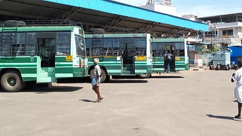 காரைக்குடி மண்டலத்தில் 160 பஸ்களே இயக்கம்: பயணிகள் வராததால் நஷ்டம் 