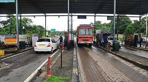 மடாதிபதிகள் வாகனங்களுக்கு சுங்க வரி வசூலிக்க கூடாது: நிர்வாண போராட்டத்தால் பரபரப்பு