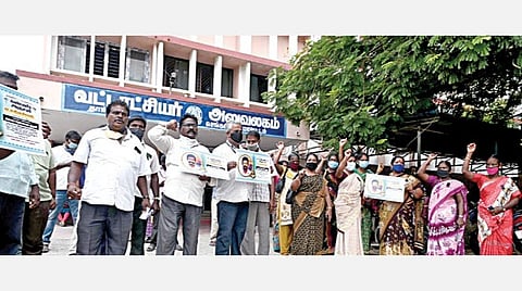 கிராம நிர்வாக அலுவலக உதவியாளர் சங்கர் ராஜ் கொலை செய்யப்பட்டதைக் கண்டித்து, தாம்பரம் வட்டாட்சியர் அலுவலகம் முன்பு கிராம நிர்வாக அலுவலக உதவியாளர் சங்கம் சார்பில் நேற்று நடைபெற்ற ஆர்ப்பாட்டம்.படம்: எம்.முத்துகணேஷ்