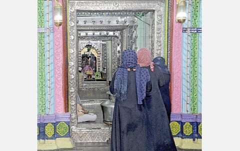 நாகூர் ஆண்டவர் தர்காவில் நேற்று சமூக இடைவெளியுடன் பிரார்த்தனை செய்த பெண்கள்.