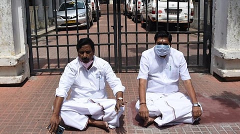 தர்ணாவில் ஈடுபட்ட  அதிமுக எம்எல்ஏக்கள்.