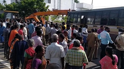 விபத்தினை ஏற்படுத்திய பேருந்து கிரேன் மூலம் அப்புறப்படுத்தப்படுகிறது.