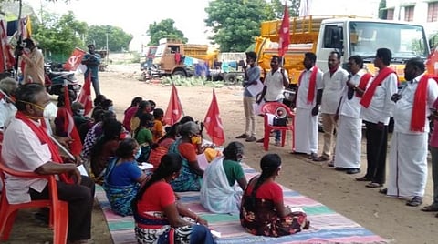 காரைக்கால் பழைய ரயிலடி அருகே விவசாய சங்கம், விவசாயத் தொழிலாளர் சங்கத்தின் சார்பில் நடைபெற்ற உண்ணாவிரதப் போராட்டம்.