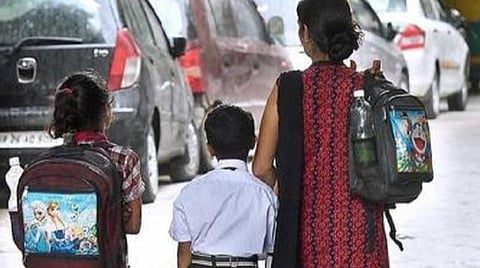 கல்விக் கட்டணத்தை தவணை முறையில் செலுத்த அனுமதிக்க கோரி மனு