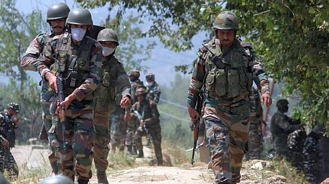 ஜம்மு காஷ்மீர் பாரமுல்லாவில் தீவிரவாதிகளுக்கும் பாதுகாப்புப் படையினருக்கும் இடையே துப்பாக்கிச் சண்டை:  ராணுவ அதிகாரி காயம் 