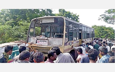 ஈரோட்டில் இரு சக்கர வாகனங்கள் மீது அரசுப் பேருந்து மோதியதில் ஒரே குடும்பத்தில் 4 பேர் உயிரிழப்பு: பேருந்தின் பிரேக் பிடிக்காததால் விபத்து என விசாரணையில் தகவல்; ஓட்டுநர் மீது வழக்குப் பதிவு