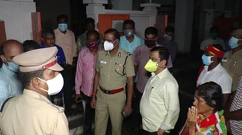 ஆட்சியர் ராமன் சம்பவ இடத்தை பார்வையிட்டார். உடன் சேலம் மாநகர காவல் துறை ஆணையாளர் செந்தில்குமார் உள்ளிட்டோர்.