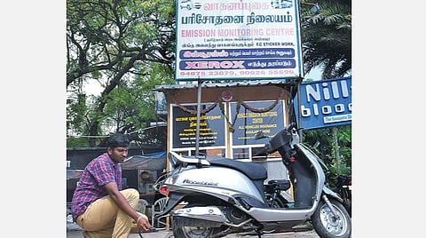 ﻿ கோவையில் உள்ள வாகன புகை பரிசோதனை நிலையத்தில் பரிசோதிக்கப்படும் இருசக்கர வாகனம்.(கோப்பு படம்)﻿