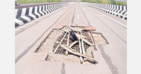 தூத்துக்குடி- திருநெல்வேலி தேசிய நெடுஞ்சாலையில் வல்லநாடு தாமிரபரணி ஆற்றுப் பாலத்தின் நடுவே ஓட்டை விழுந்து ஏற்பட்டுள்ள சேதம் | படம்: மு.லெட்சுமி அருண்