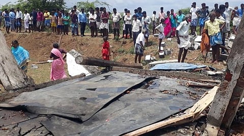 விபத்து நிகழ்ந்த இடத்தில் கூடியுள்ள பொதுமக்கள்.