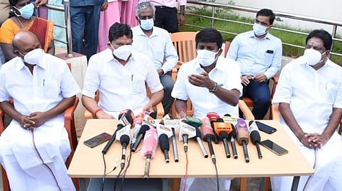 செய்தியாளர்களிடம் பேசும் அமைச்சர் விஜயபாஸ்கர்.