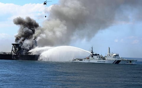 இலங்கை அருகே கப்பல் விபத்து; சுற்றுச்சூழல் பாதிப்பை தடுக்க தீவிர முயற்சி