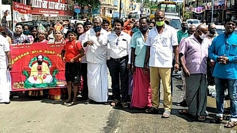 திண்டுக்கல்லில் சாலைமறியலில் ஈடுபட்ட நாடக நடிகர்கள்.