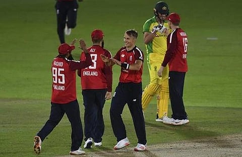 முதல் டி20: கடைசி பந்து வரை த்ரில்- 14 ஓவர்களில் 124/1-லிருந்து ஆஸி. சரிவு- இங்கி. அபார வெற்றி 